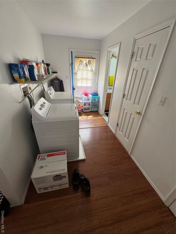 Interior, Washer, Wood Texture Flooring