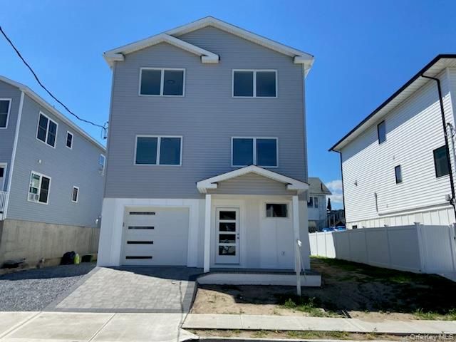 Attached, Exterior, Facade, American Craftsman