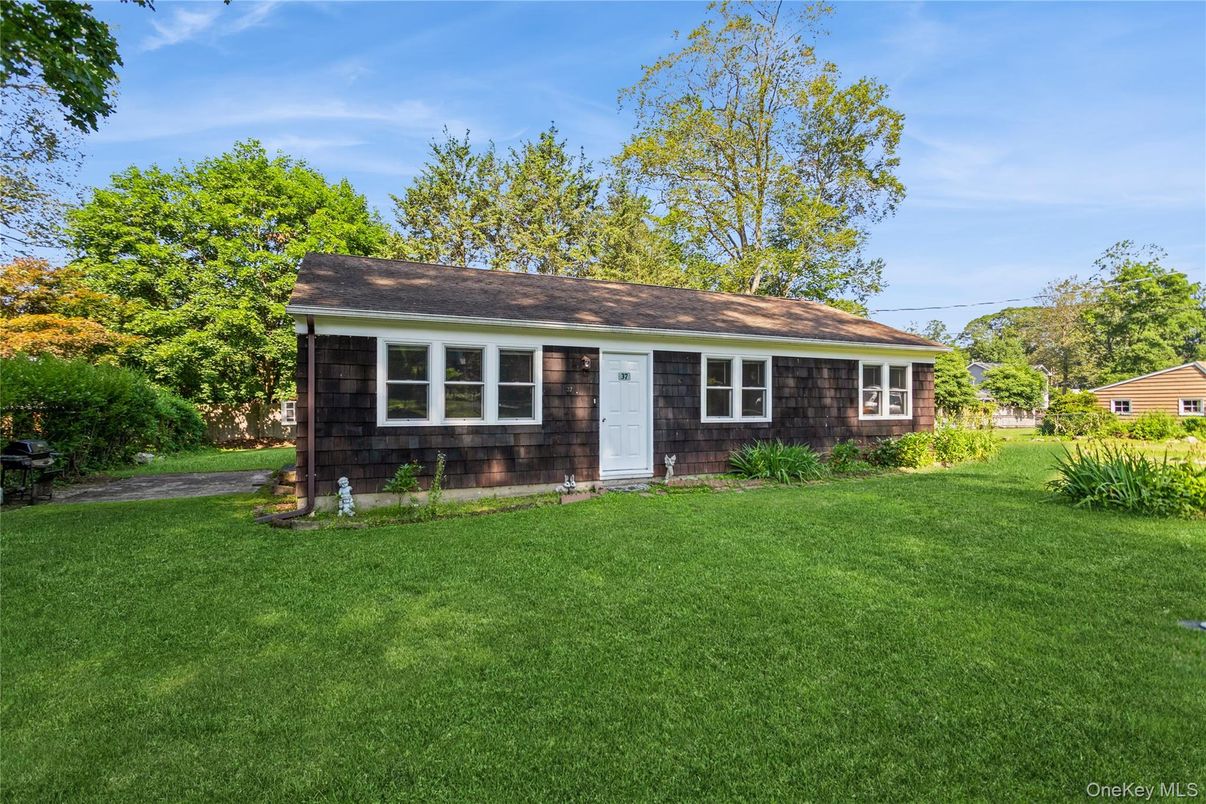 Exterior, Facade, Cape Cod