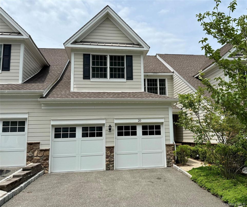 Attached, Exterior, Facade, American Craftsman