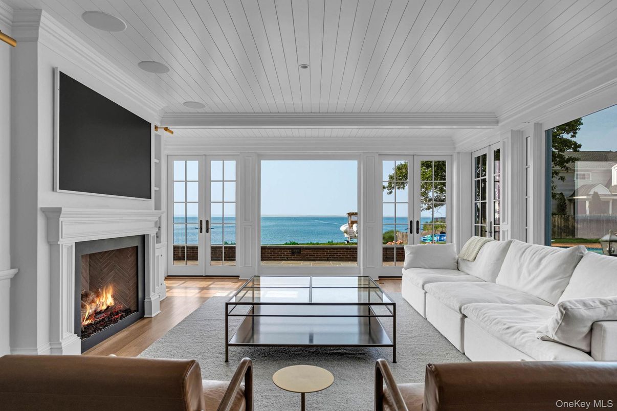 Fireplace, Interior, Living room, Water