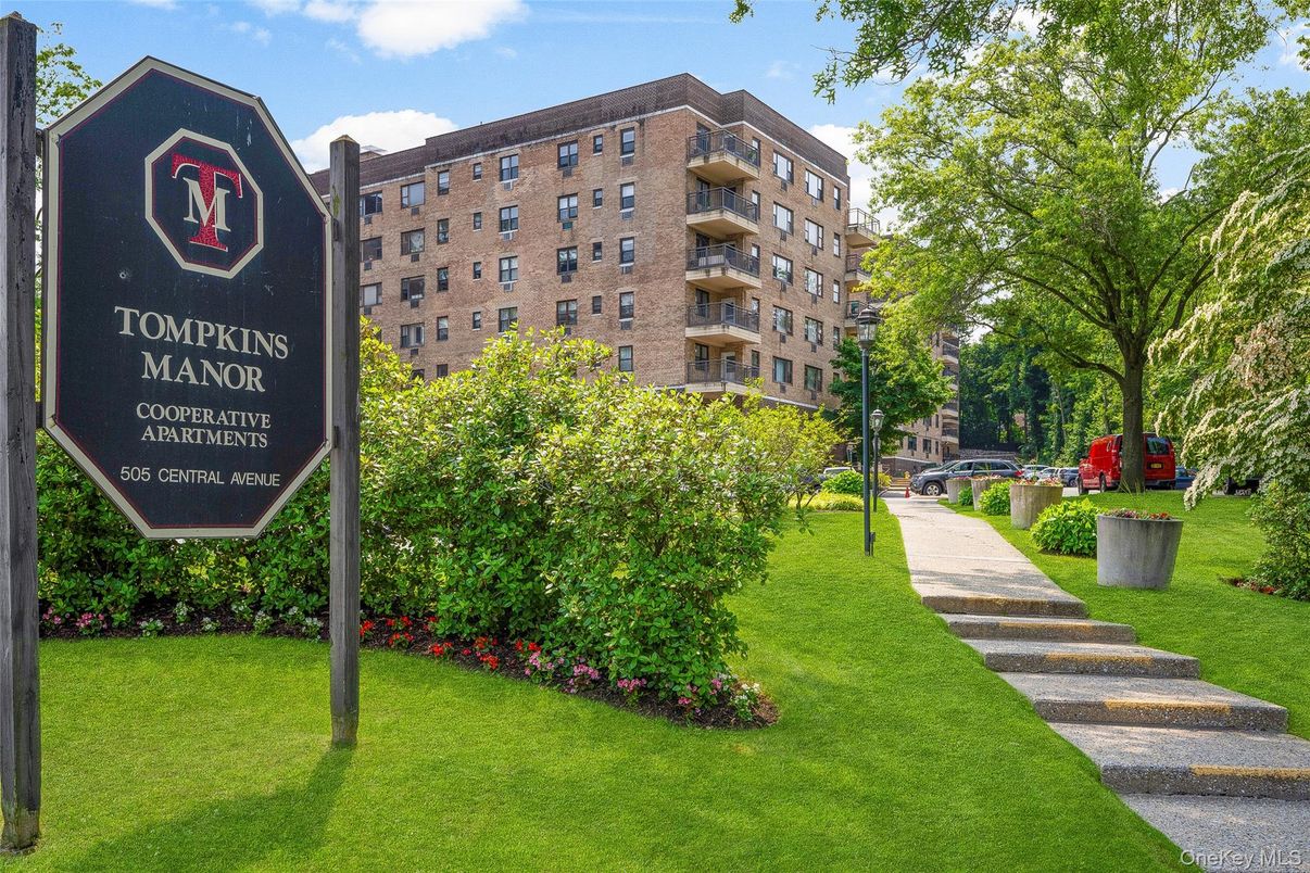 Exterior, Facade, Condo Building