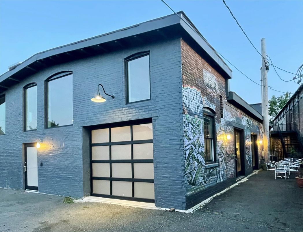 Attached, Exterior, Facade, Modern