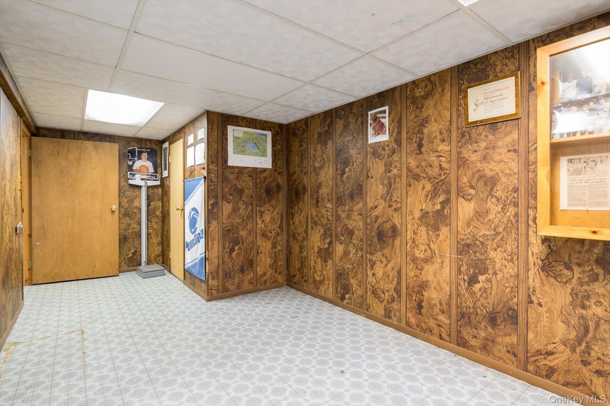 Empty room, Interior, Recessed Lighting, Wooden Walls