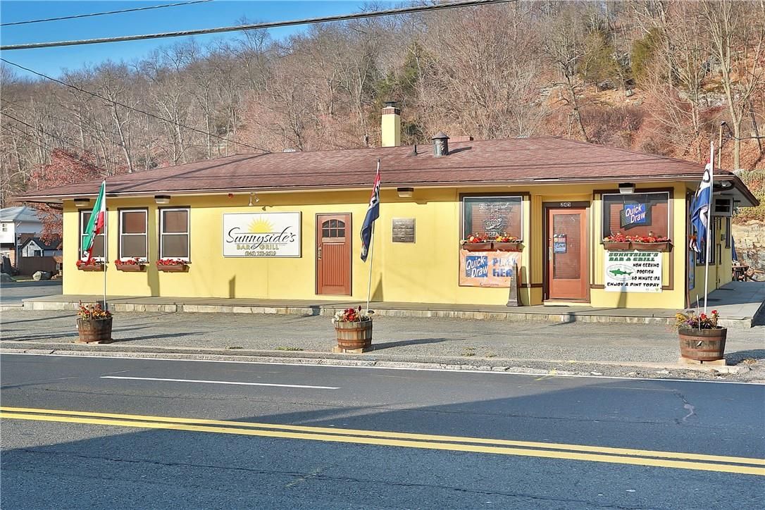 Exterior, Facade, Ranch