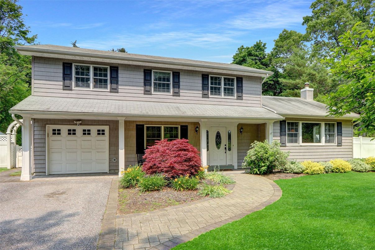 Attached, Exterior, Facade, Split Level