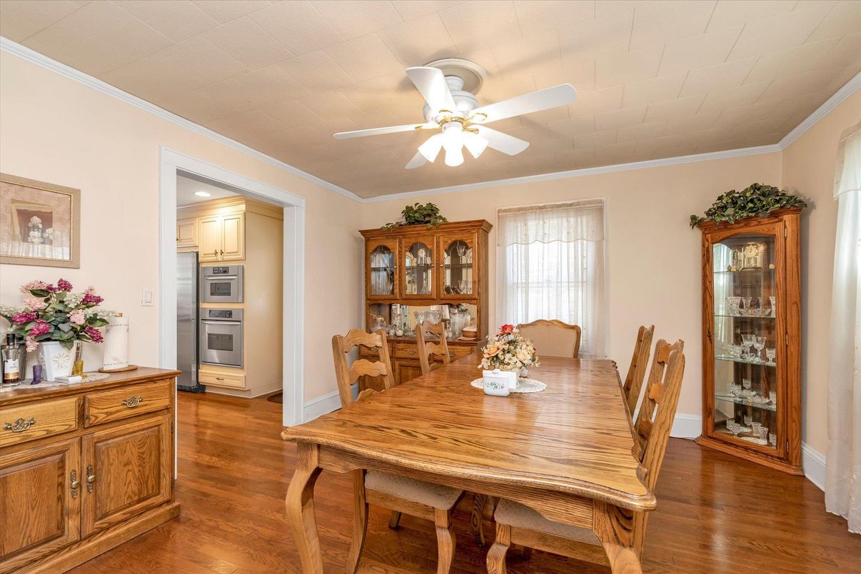 Dining room, Interior, Kitchen, Stainless Steel Appliances, Wood Texture Flooring