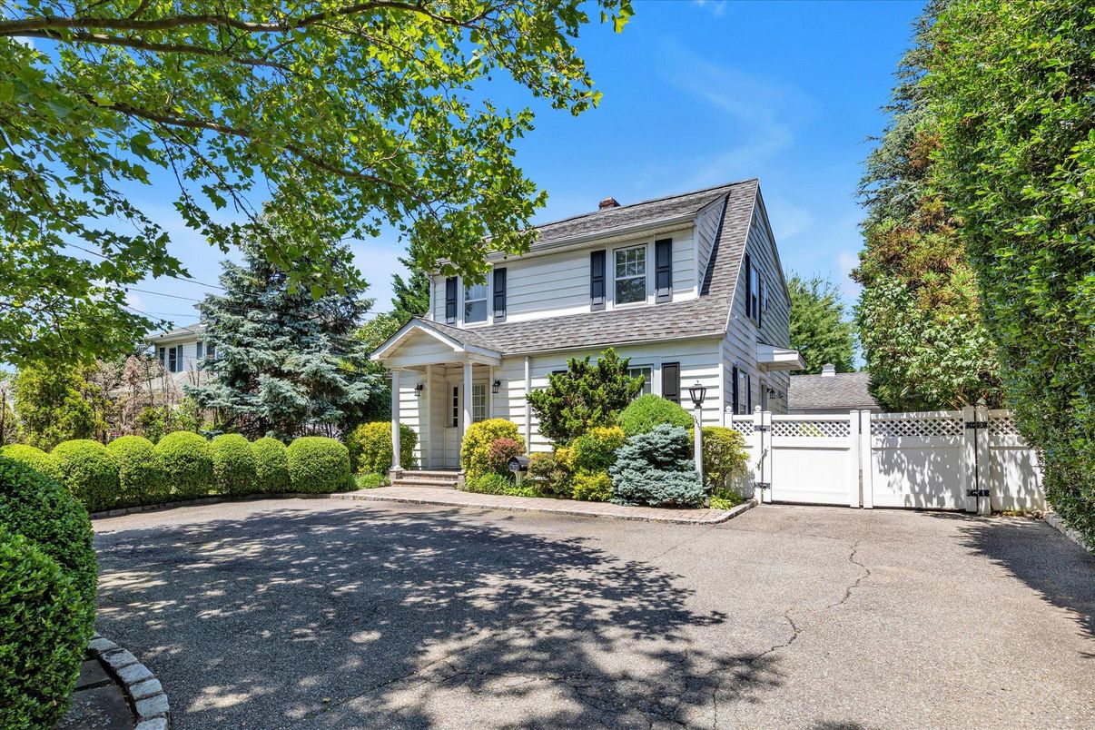 Exterior, Facade, American Foursquare