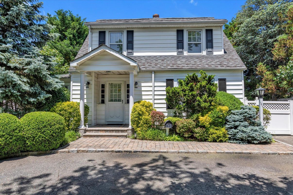 Exterior, Facade, American Foursquare