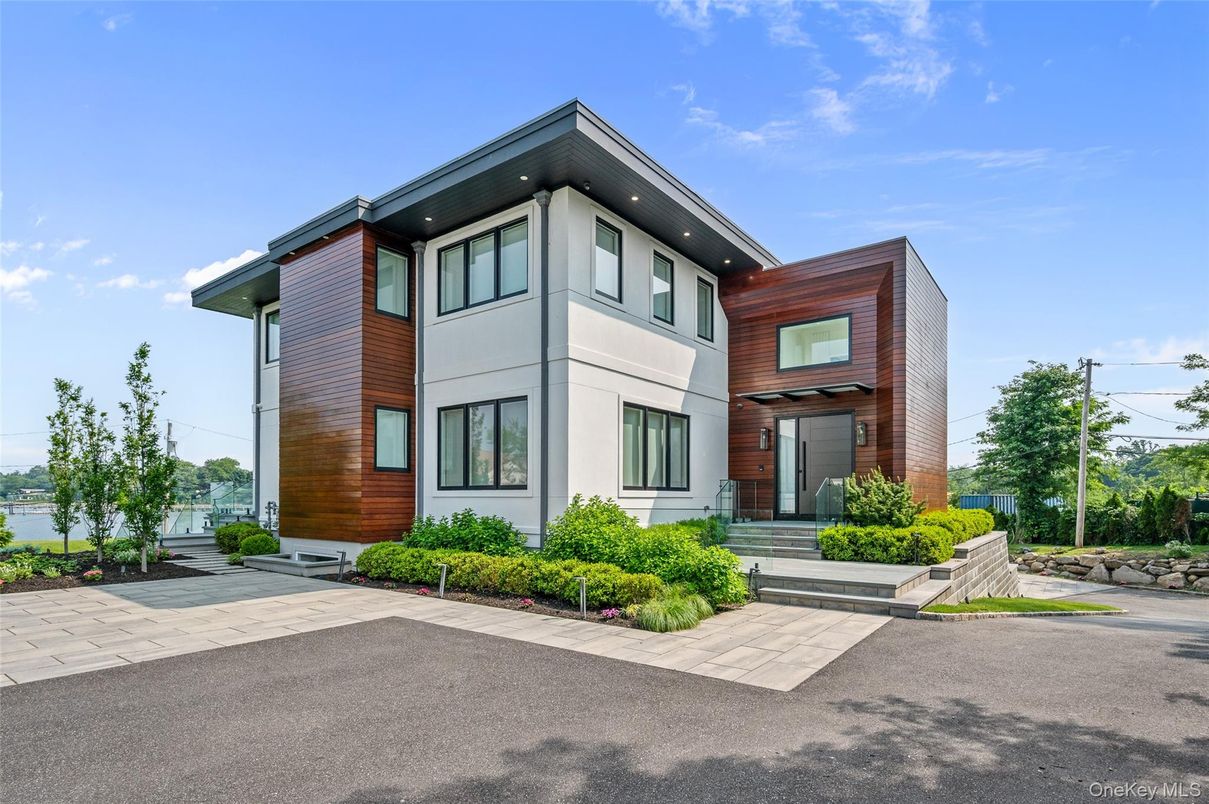 Exterior, Facade, Modern