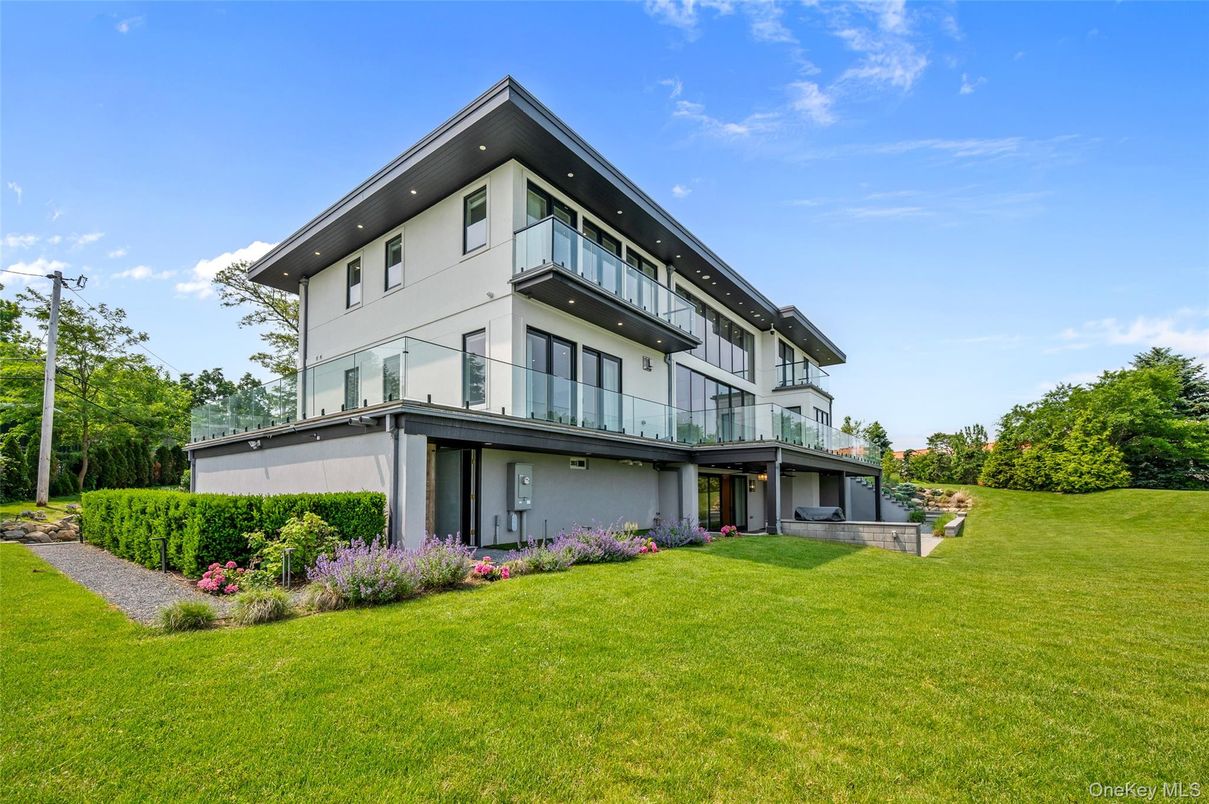 Backyard, Exterior, Facade, Modern