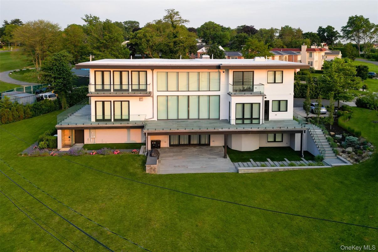 Exterior, Facade, Modern