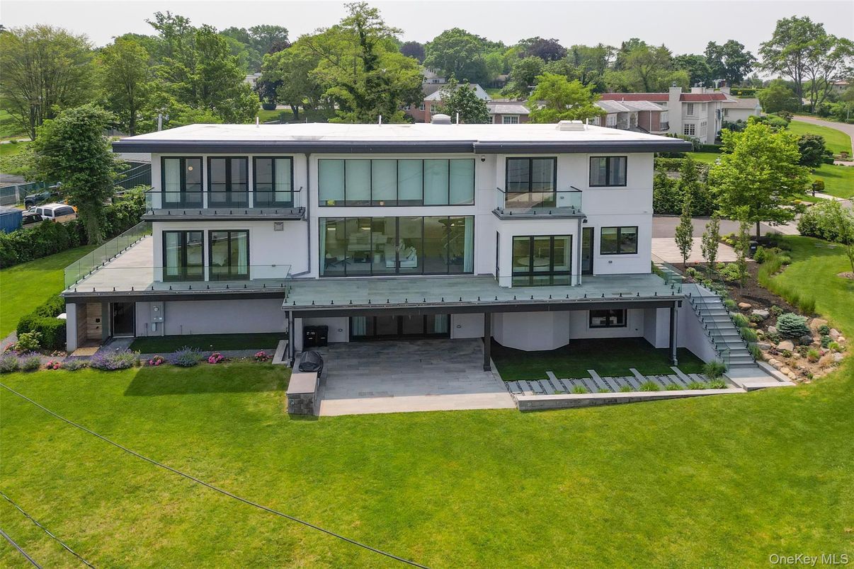 Backyard, Exterior, Facade, Modern