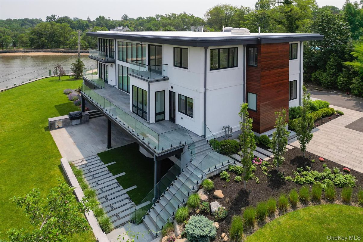 Backyard, Exterior, Facade, Modern