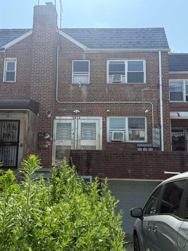 Exterior, Facade, Brick Facade, Rowhouse
