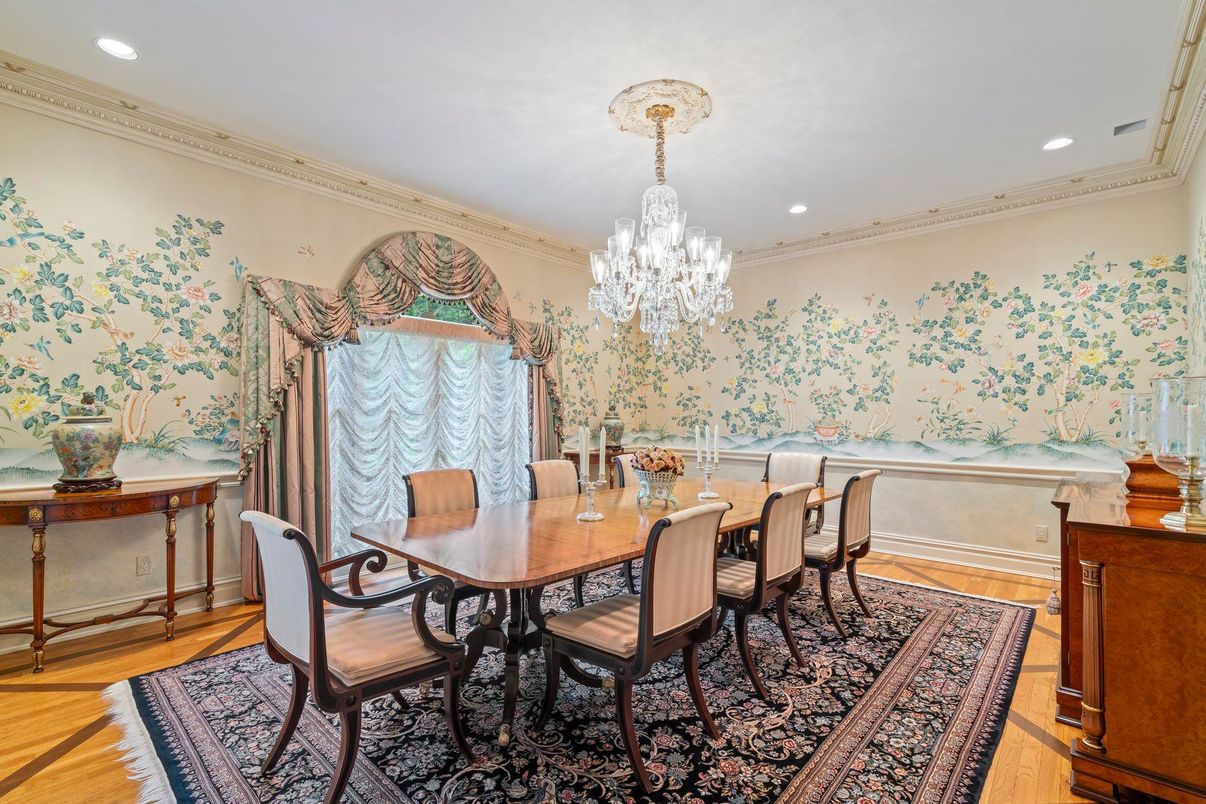 Chandelier, Dining room, Interior, Recessed Lighting, Wood Texture Flooring