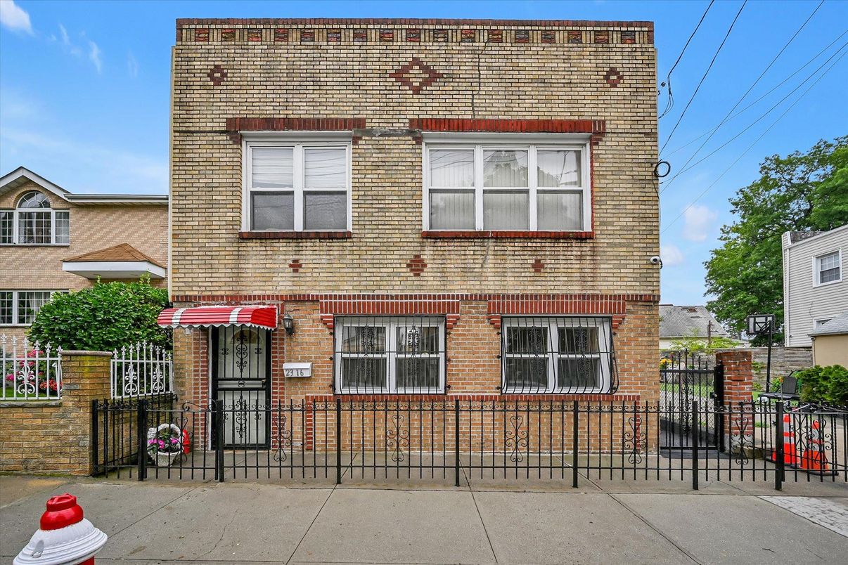 Exterior, Facade, Brick Facade, Rowhouse