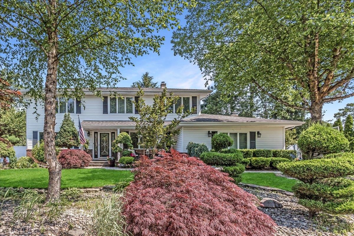 Exterior, Facade, Raised Ranch