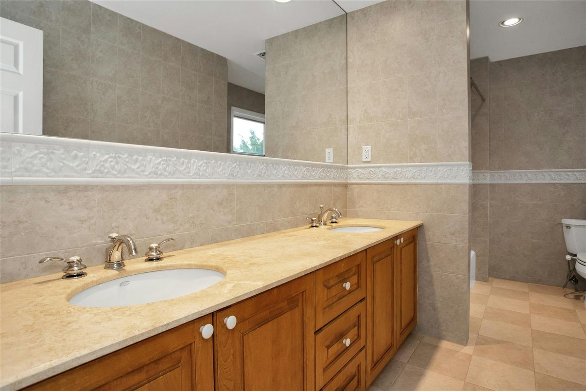 Bathroom, Dual Sink Vanities, Interior, Recessed Lighting