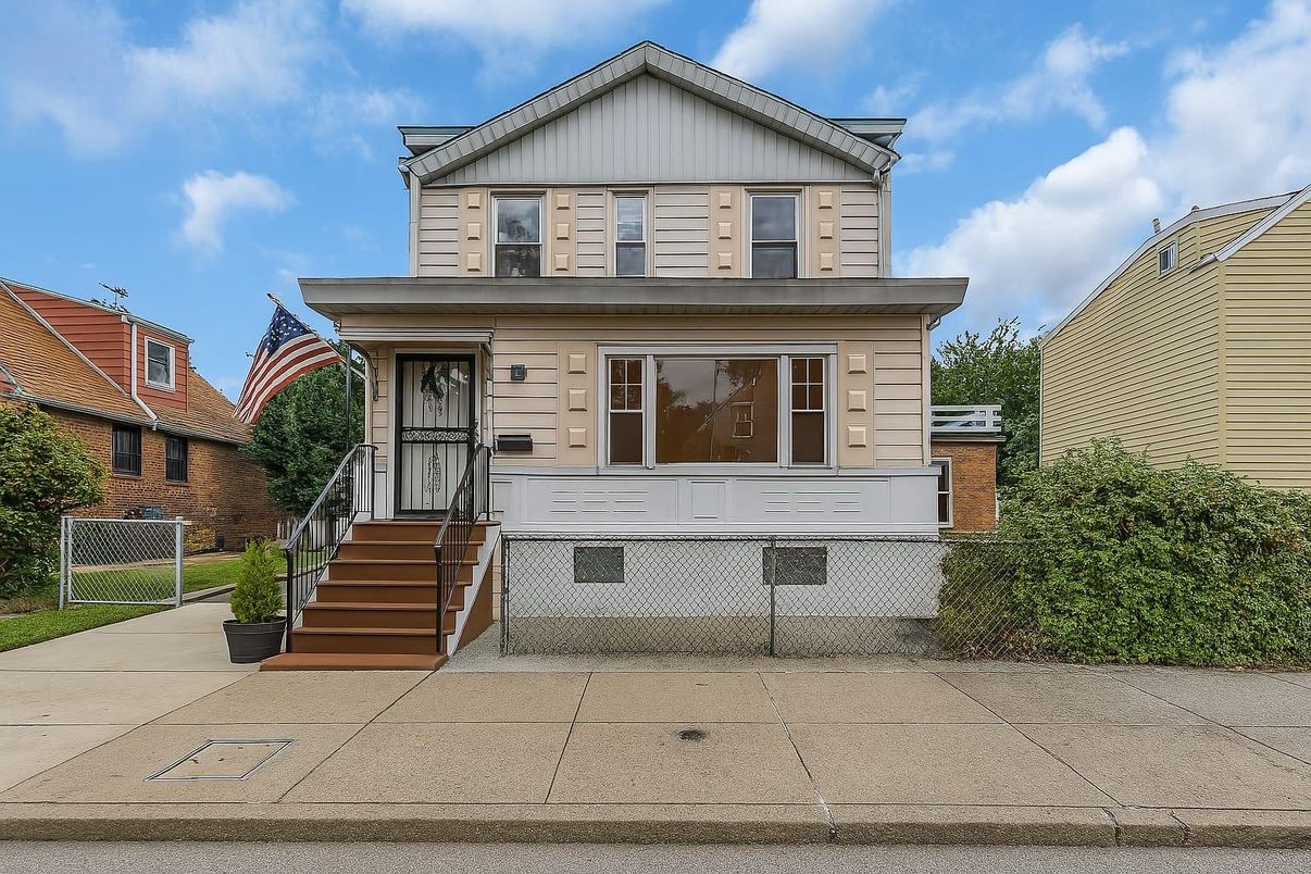 Exterior, Facade, Queen Anne Victorian