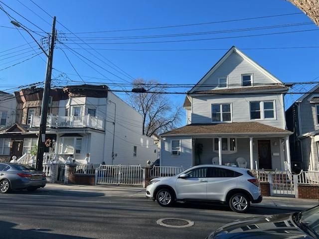 Exterior, Facade, Queen Anne Victorian