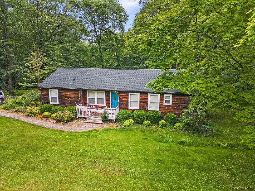 Exterior, Facade, Log Home