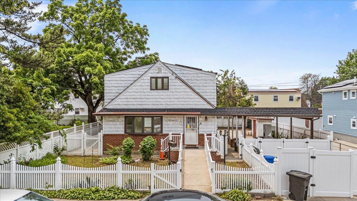 Exterior, Facade, Brick Facade, Queen Anne Victorian