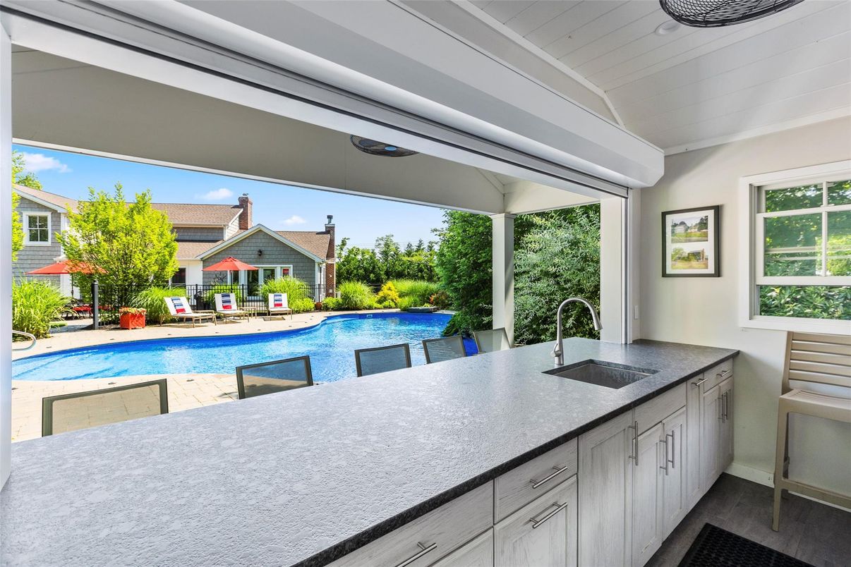 Exterior, Outdoor Kitchen, Pool
