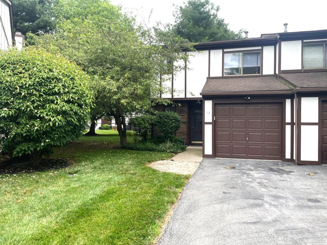 Attached, Exterior, Facade, Brick Facade, Modern