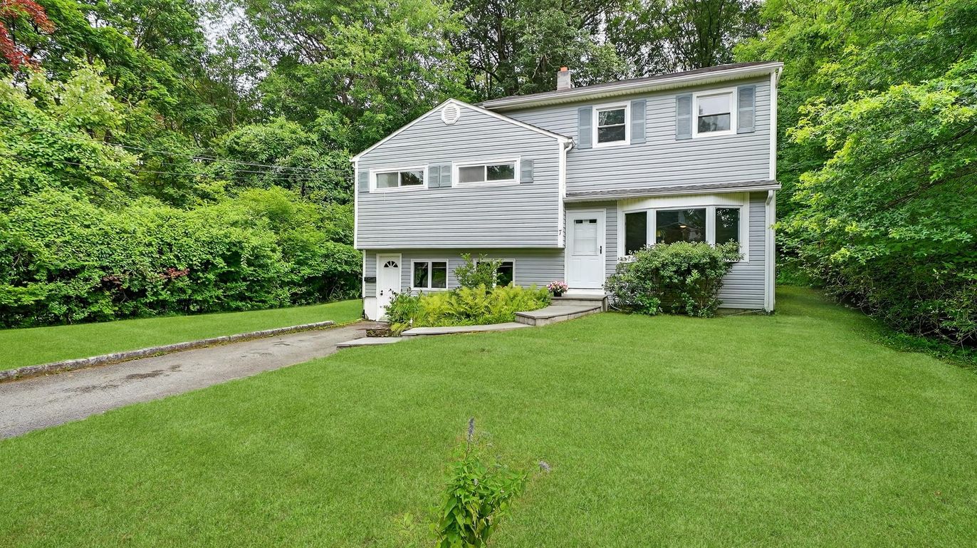 Exterior, Facade, Raised Ranch