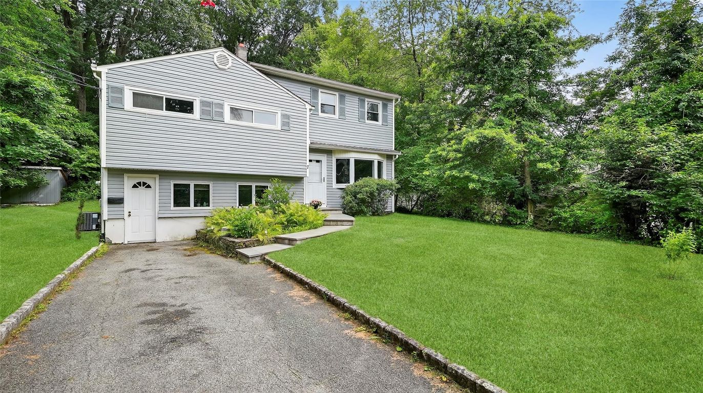 Backyard, Exterior, Facade, Split Level