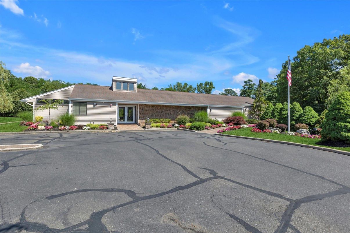 Exterior, Facade, Ranch