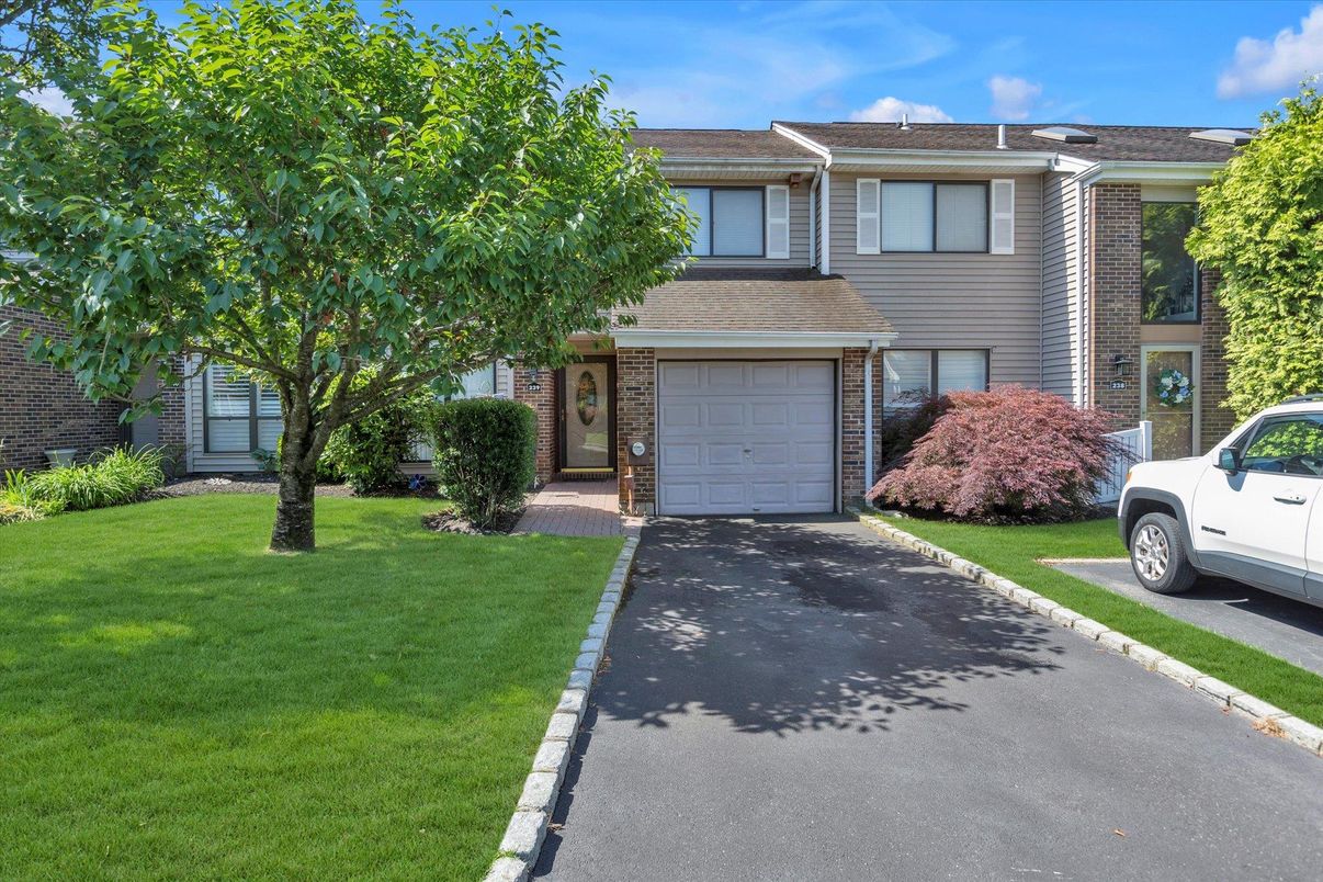 Attached, Exterior, Facade, Brick Facade, Split Level