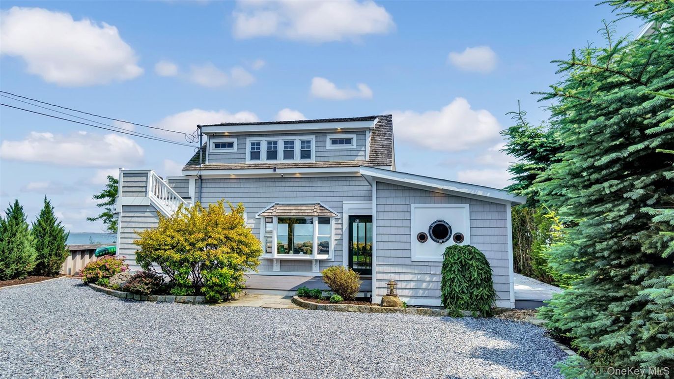 Exterior, Facade, American Foursquare