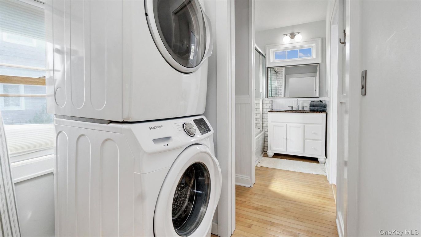 Interior, Utility Closets, Washer, Wood Texture Flooring