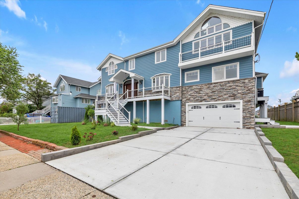 Attached, Exterior, Facade, Rowhouse