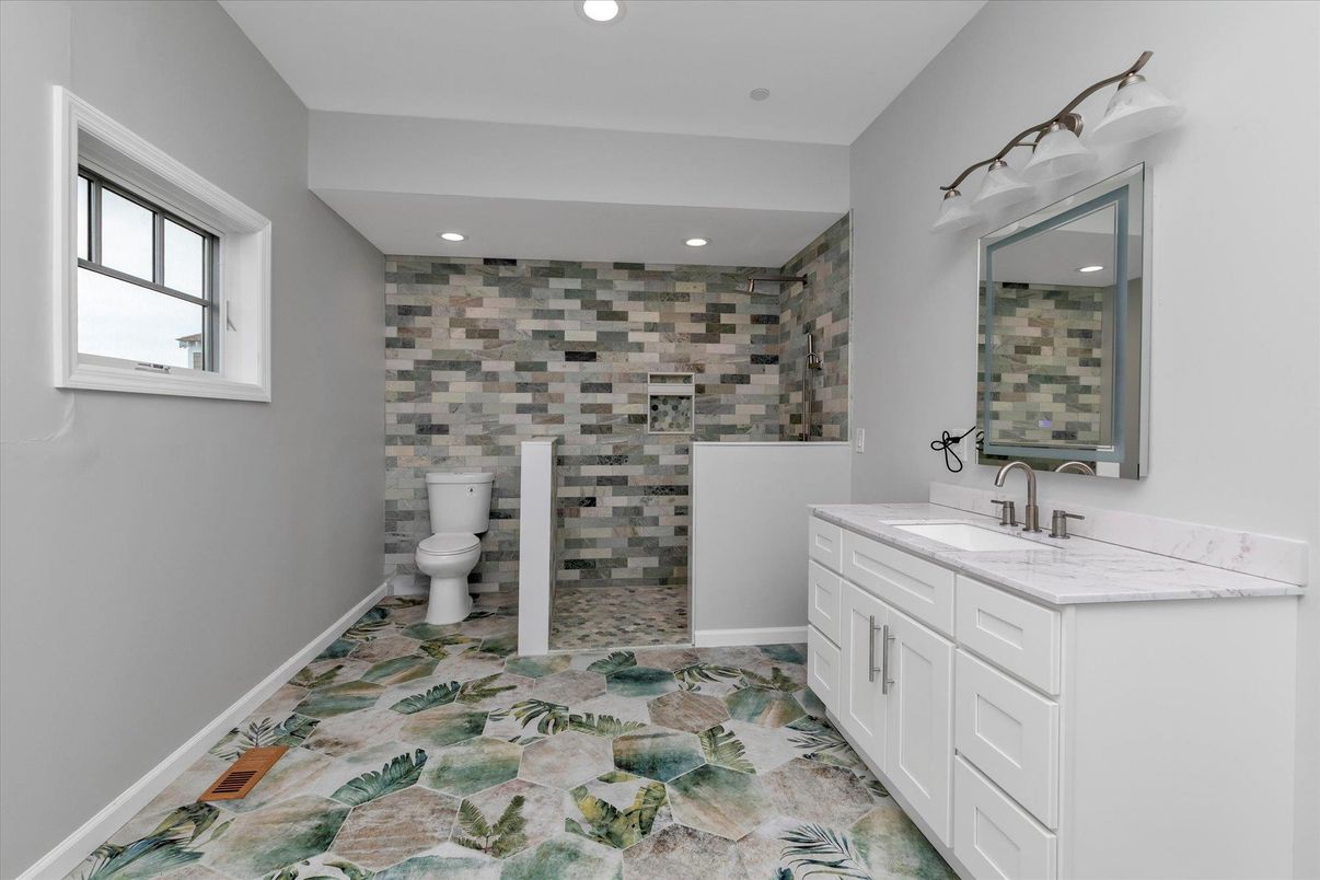 Bathroom, Dual Sink Vanities, Interior, Recessed Lighting