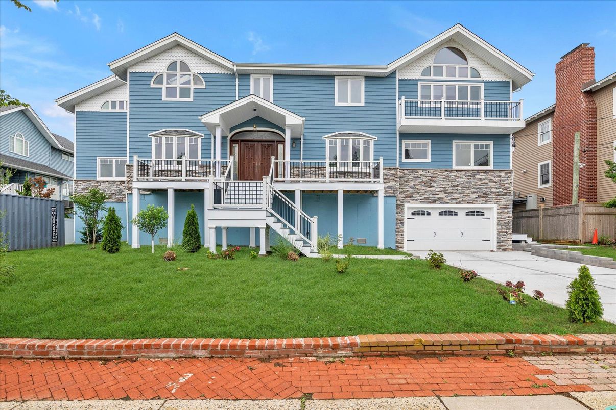 Attached, Exterior, Facade, Rowhouse