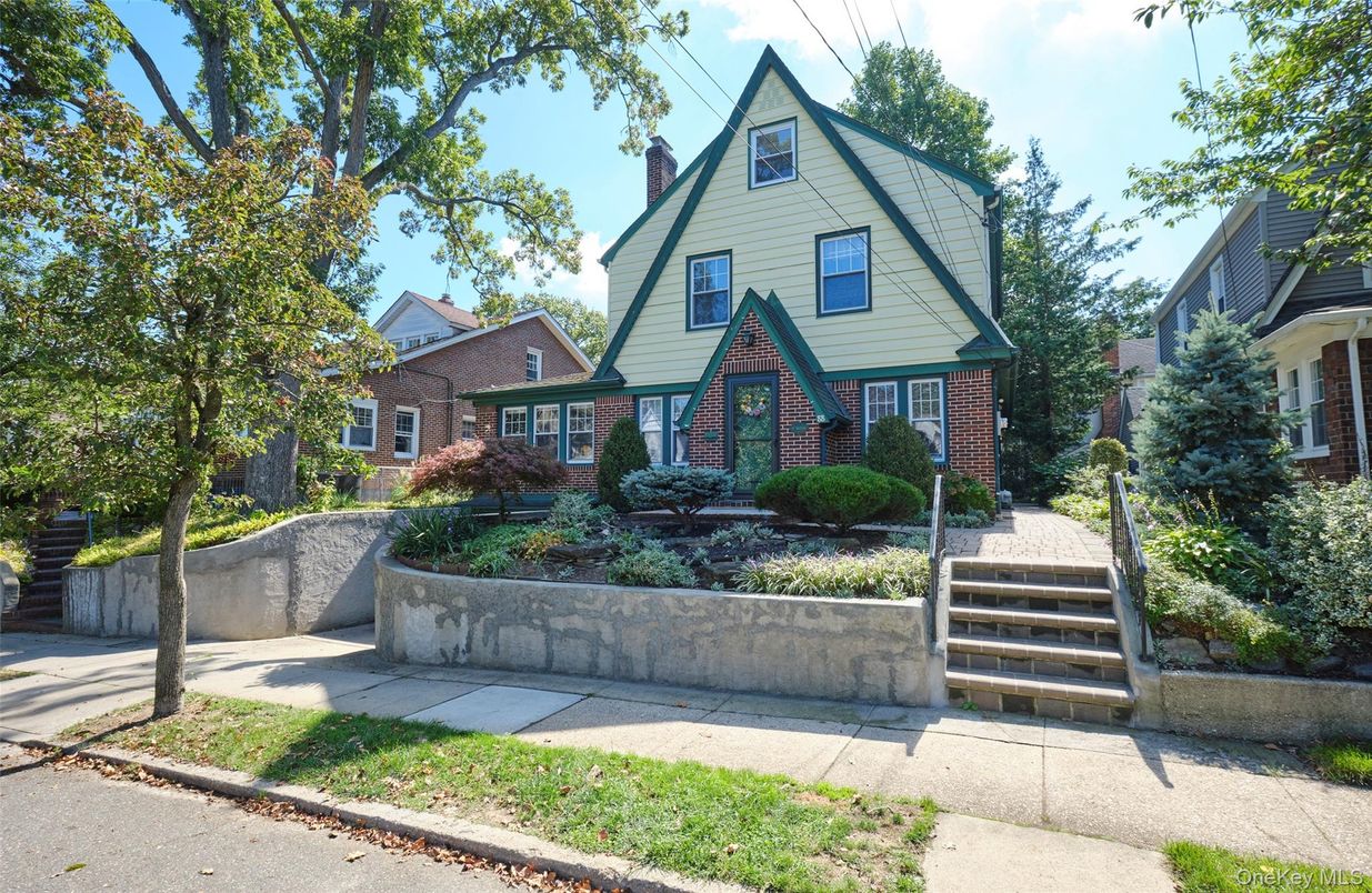 Exterior, Facade, Brick Facade, Queen Anne Victorian
