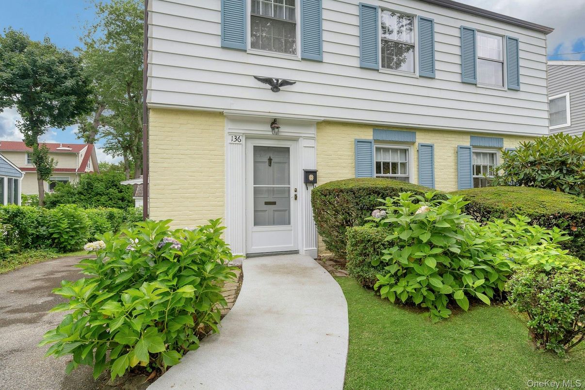 Exterior, Facade, Raised Ranch