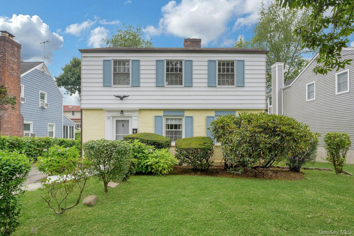 Exterior, Facade, Raised Ranch