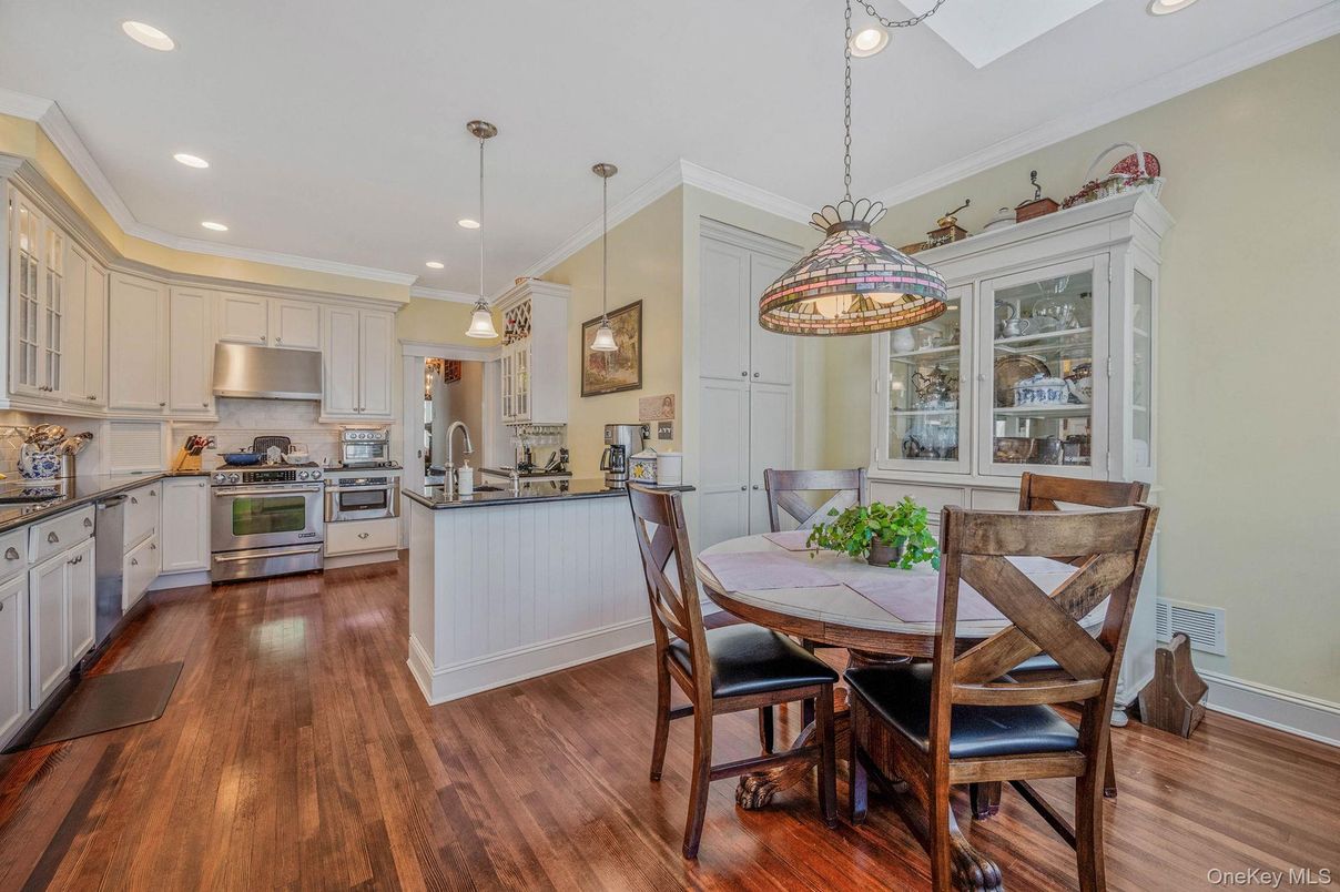 Dining room, Interior, Kitchen, Pendant Lights, Recessed Lighting, Stainless Steel Appliances, Wood Texture Flooring