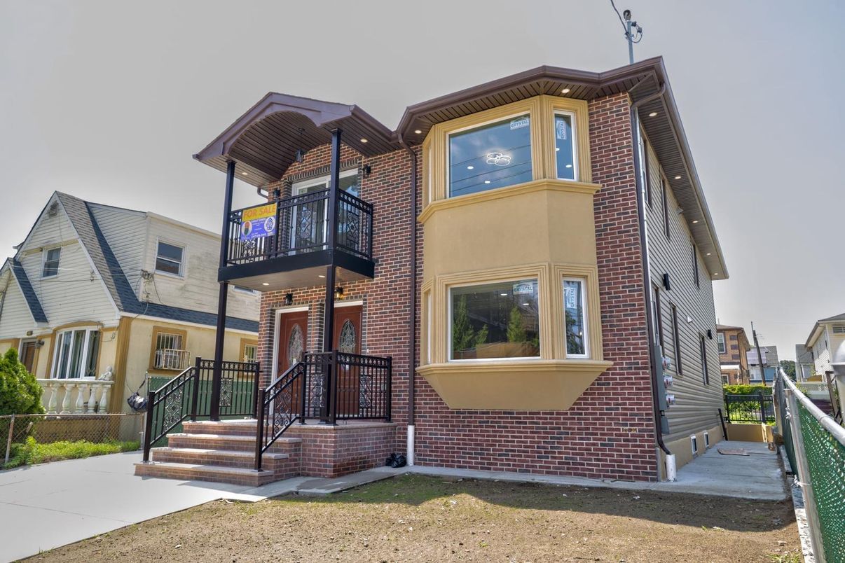 Exterior, Facade, Brick Facade, Rowhouse