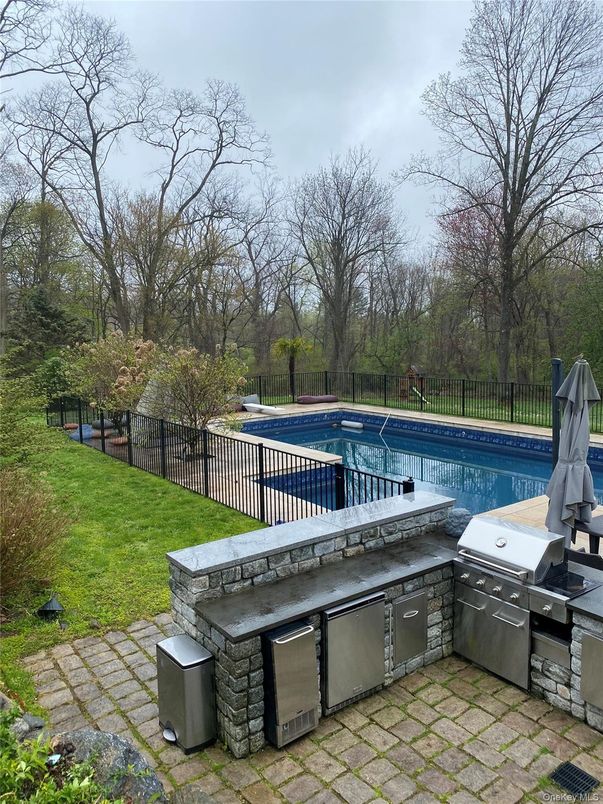 Exterior, Outdoor Kitchen, Pool
