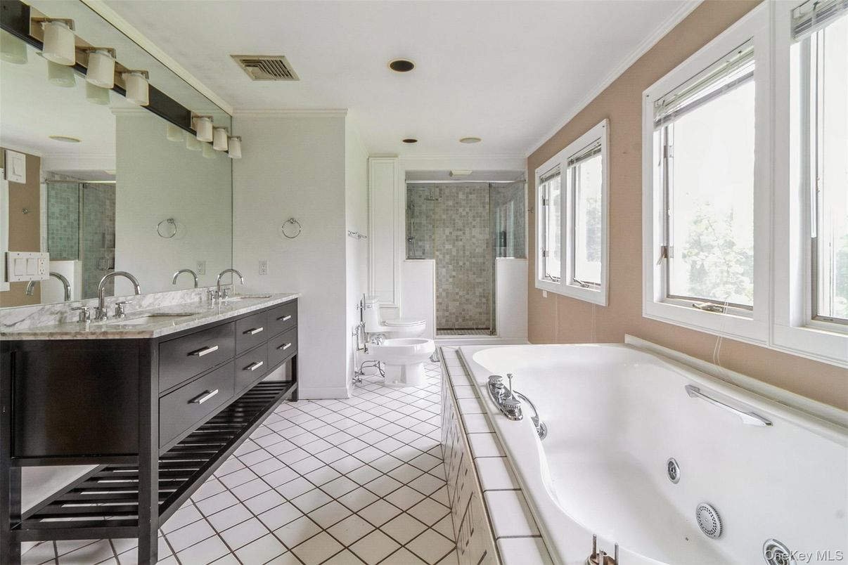 Bathroom, Dual Sink Vanities, Interior, Recessed Lighting