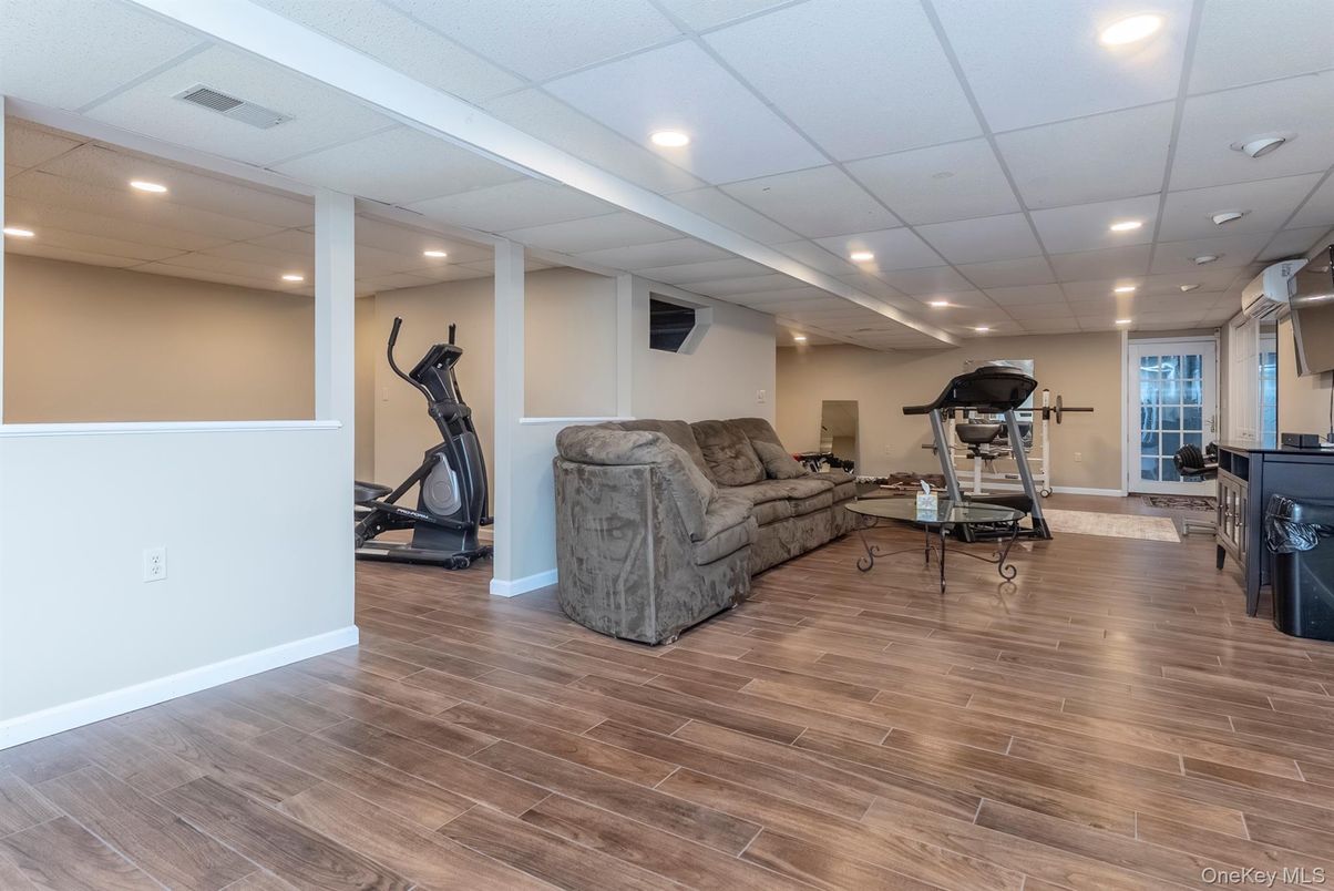 Fitness Equipment, Interior, Recessed Lighting, Wood Texture Flooring