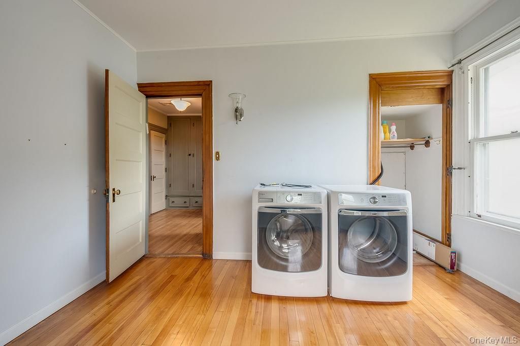 Interior, Washer, Wood Texture Flooring