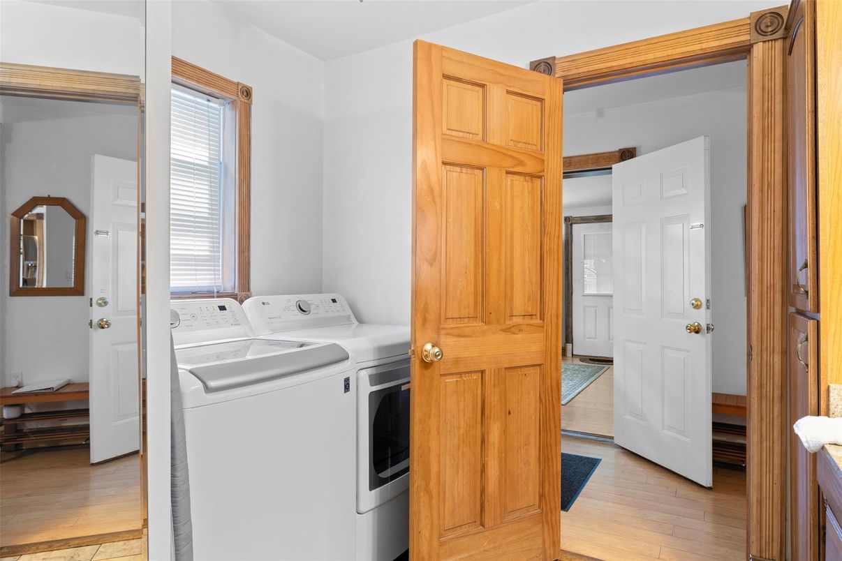 Interior, Washer, Wood Texture Flooring