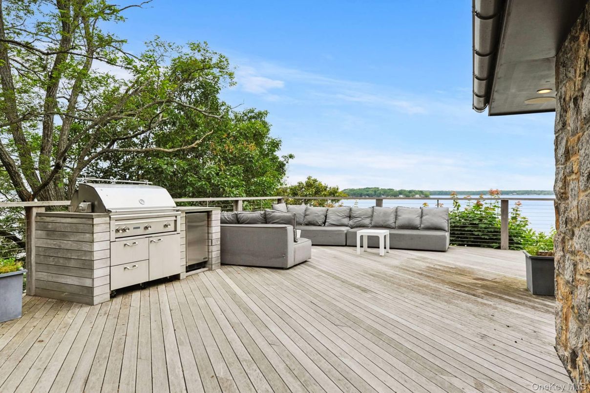 Exterior, Outdoor Kitchen, Water