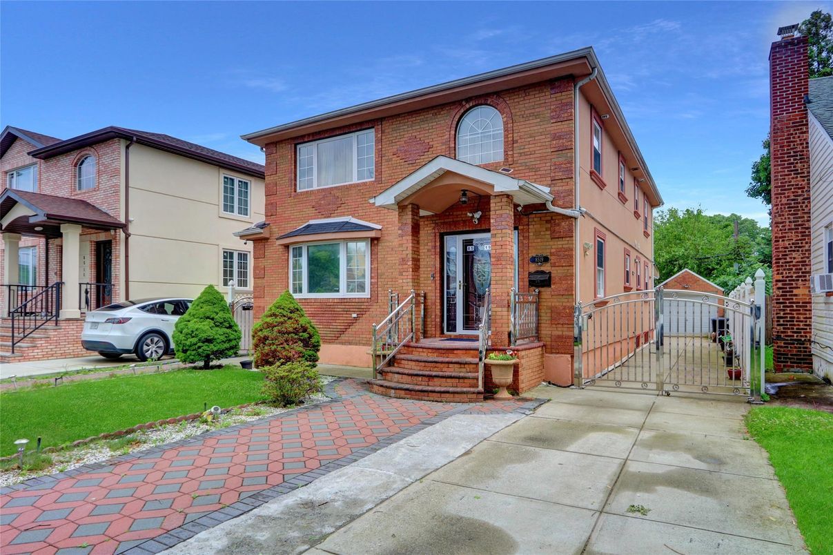 Exterior, Facade, Brick Facade, Rowhouse